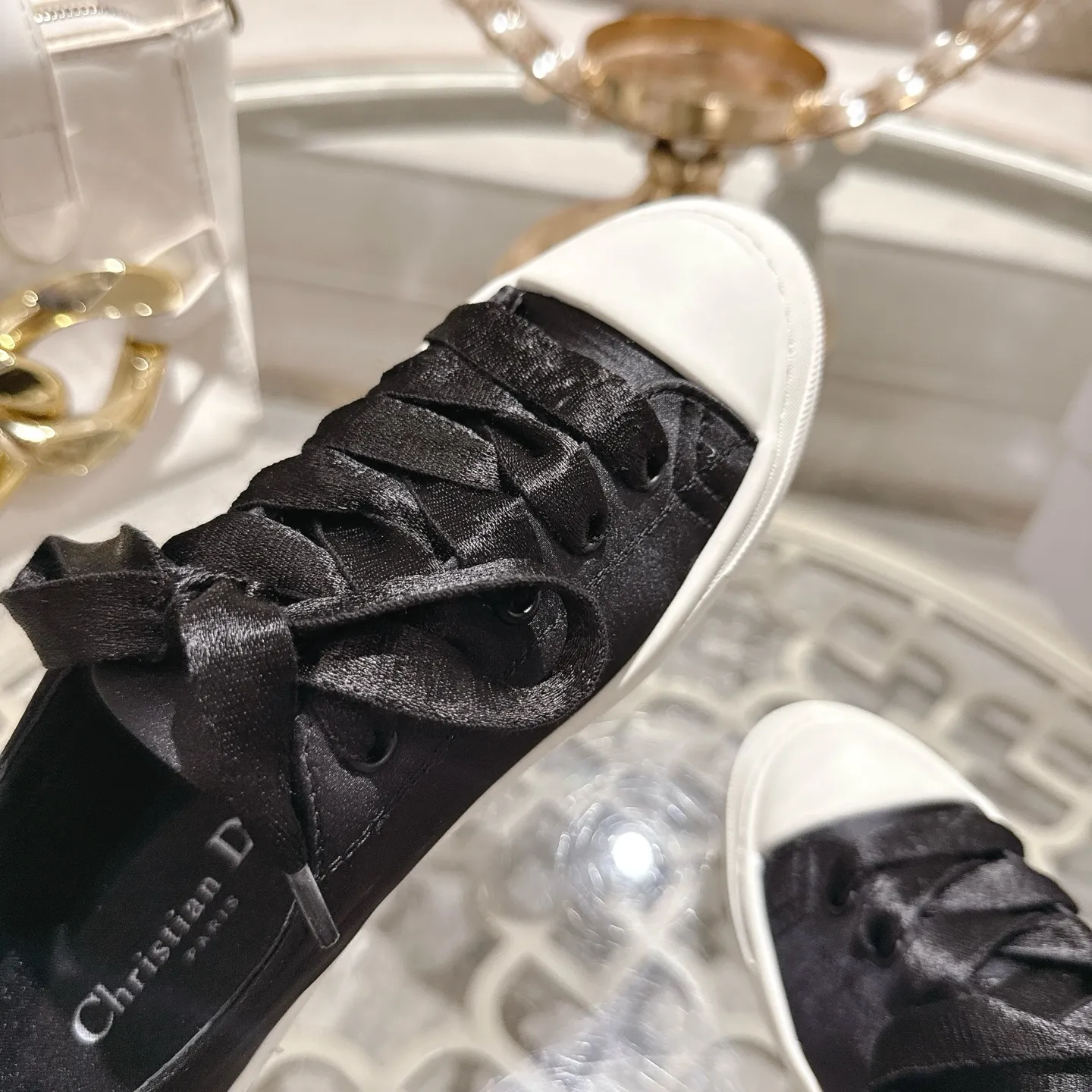 👟👟Ex-factory price 520👟👟 DIOR Dior's 2025 latest lucky satin casual shoes thin-soled shoes. Many celebrity Internet celebrities planted Chanristian Dior logo buckles. The designer really understands the needs of girls in summer. This new product Lucky thin-soled shoes are as cute as her name. The thin sole + shallow mouth design makes the whole pair of shoes very light and easy to wear. Fabric: Satin with wide satin laces of the same color. They are so beautiful that they are speechless in the sun. The soft shoe body looks like stepping on clouds with socks and culottes. It is windy and lazy when walking. It gives you the "effortless" elegance when you take a shot. Outsole: Original molded TPU outsole Size: 35-41 (41 is custom-made and cannot be returned or exchanged)